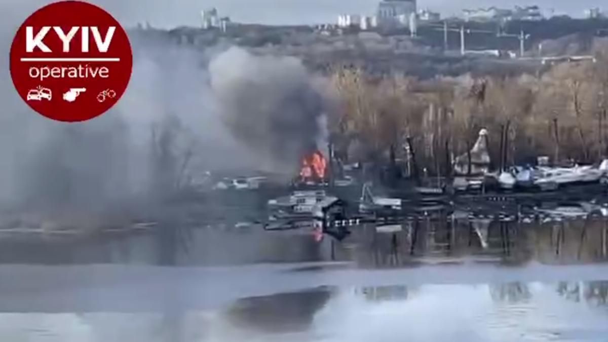 У київському Гідропарку масштабно горить станція човнів - Київ