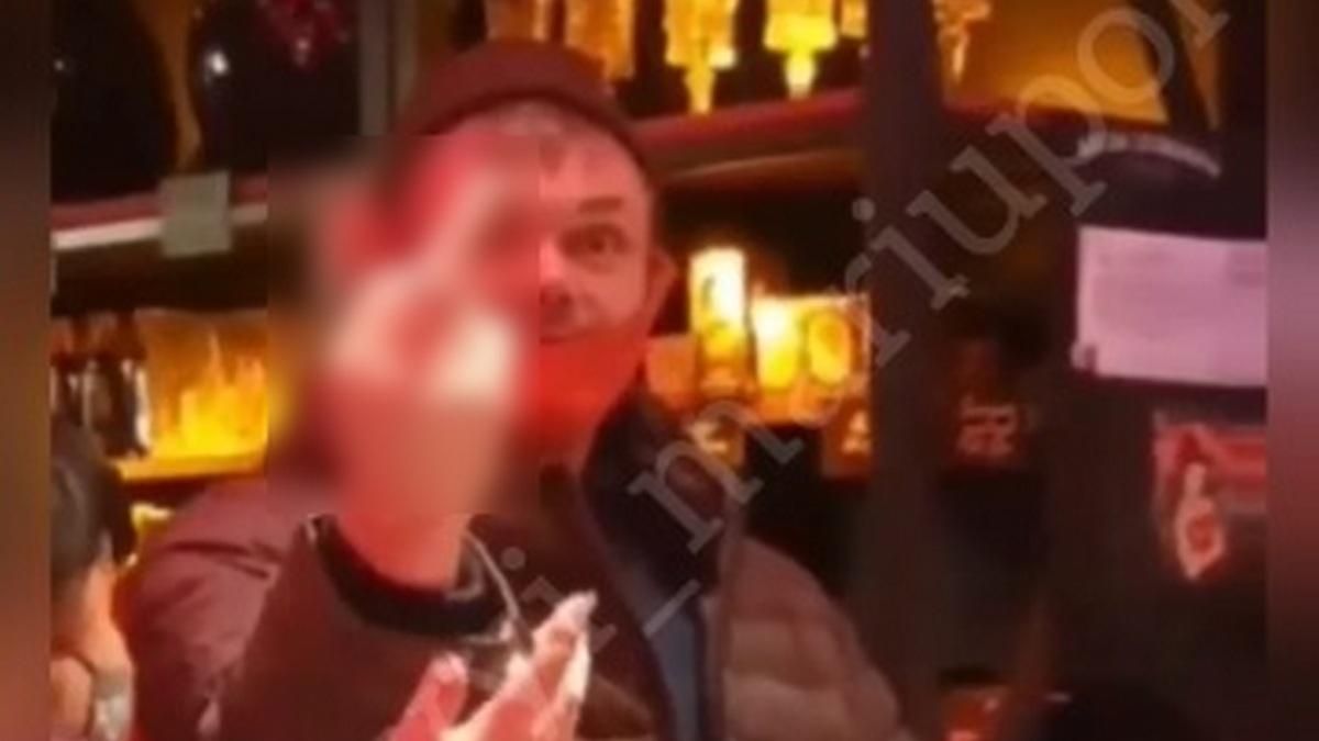 Показывал нецензурные жесты и ругался: в Мариуполе мужчина угрожал украиноязычному бармену