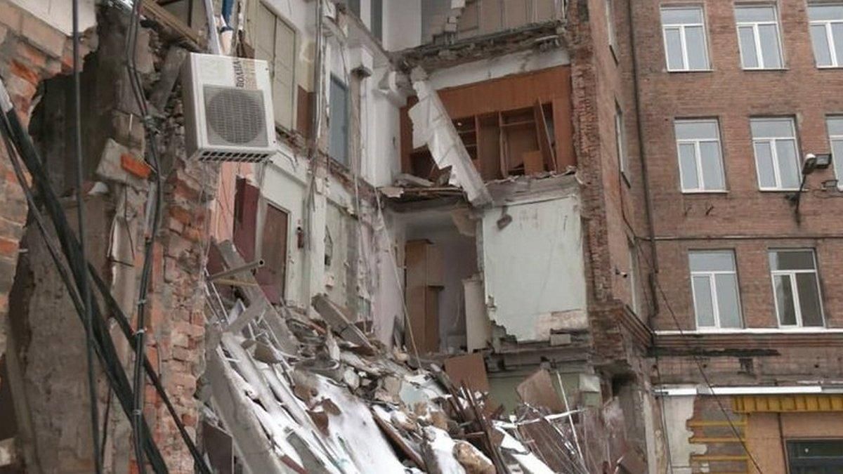 В Харькове обрушилось четырехэтажное здание В Харькове обрушилось четырехэтажное здание