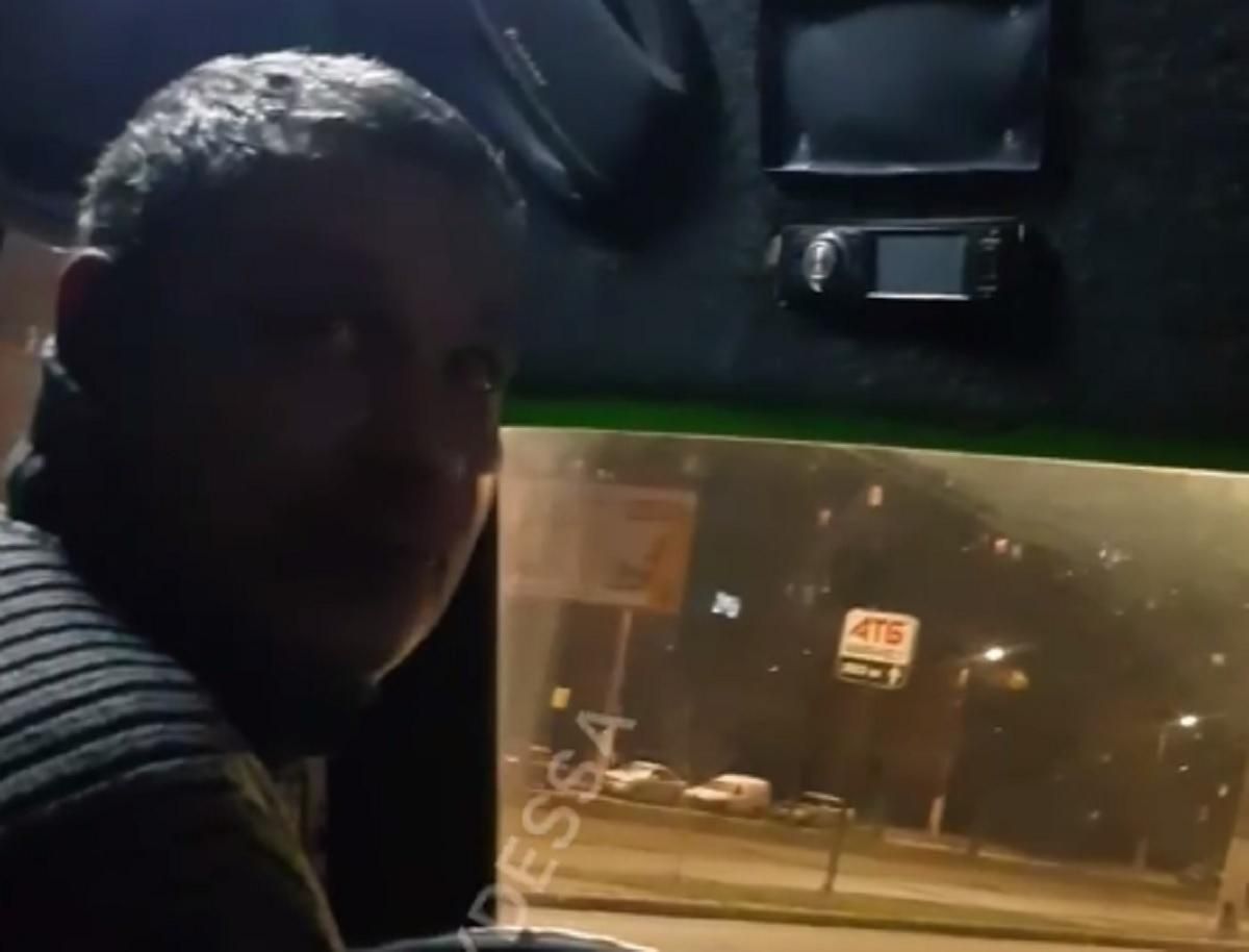 В Одесі у маршрутці палахнув скандал: водій назвав ветерана війни на Сході "малозабезпеченим" - Новини Одеси сьогодні - Одеса В Одесі у маршрутці палахнув скандал: водій назвав ветерана війни на Сході "малозабезпеченим" - Новини Одеси сьогодні - Одеса
