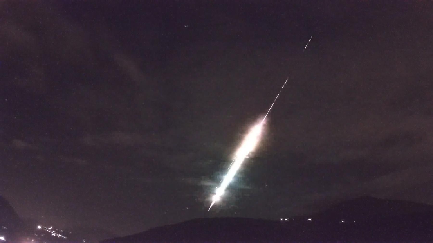 Салют в тротиловом эквиваленте: над США зафиксирован мощный взрыв Салют в тротиловом эквиваленте: над США зафиксирован мощный взрыв