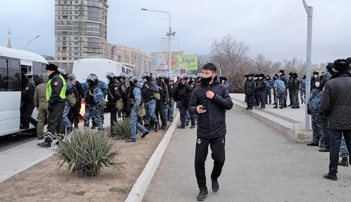 Протести у Казахстані: понад два десятки затриманих, поліція оточила мітингувальників - 24 Канал