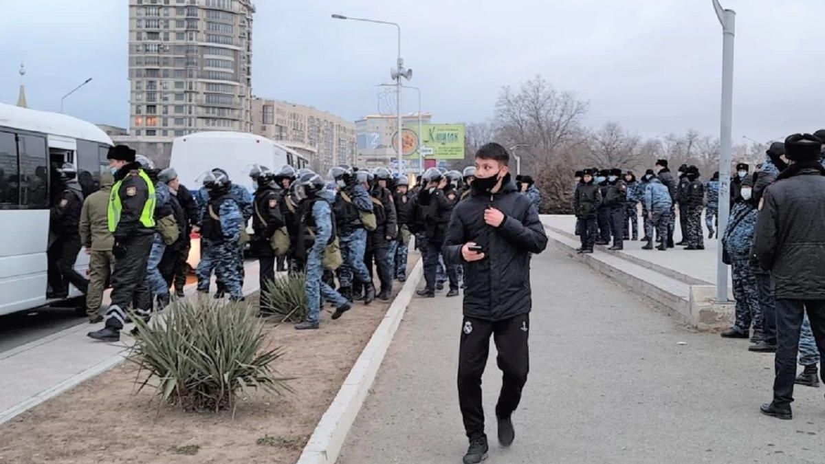 Протести у Казахстані: понад два десятки затриманих, поліція оточила мітингувальників - 24 Канал