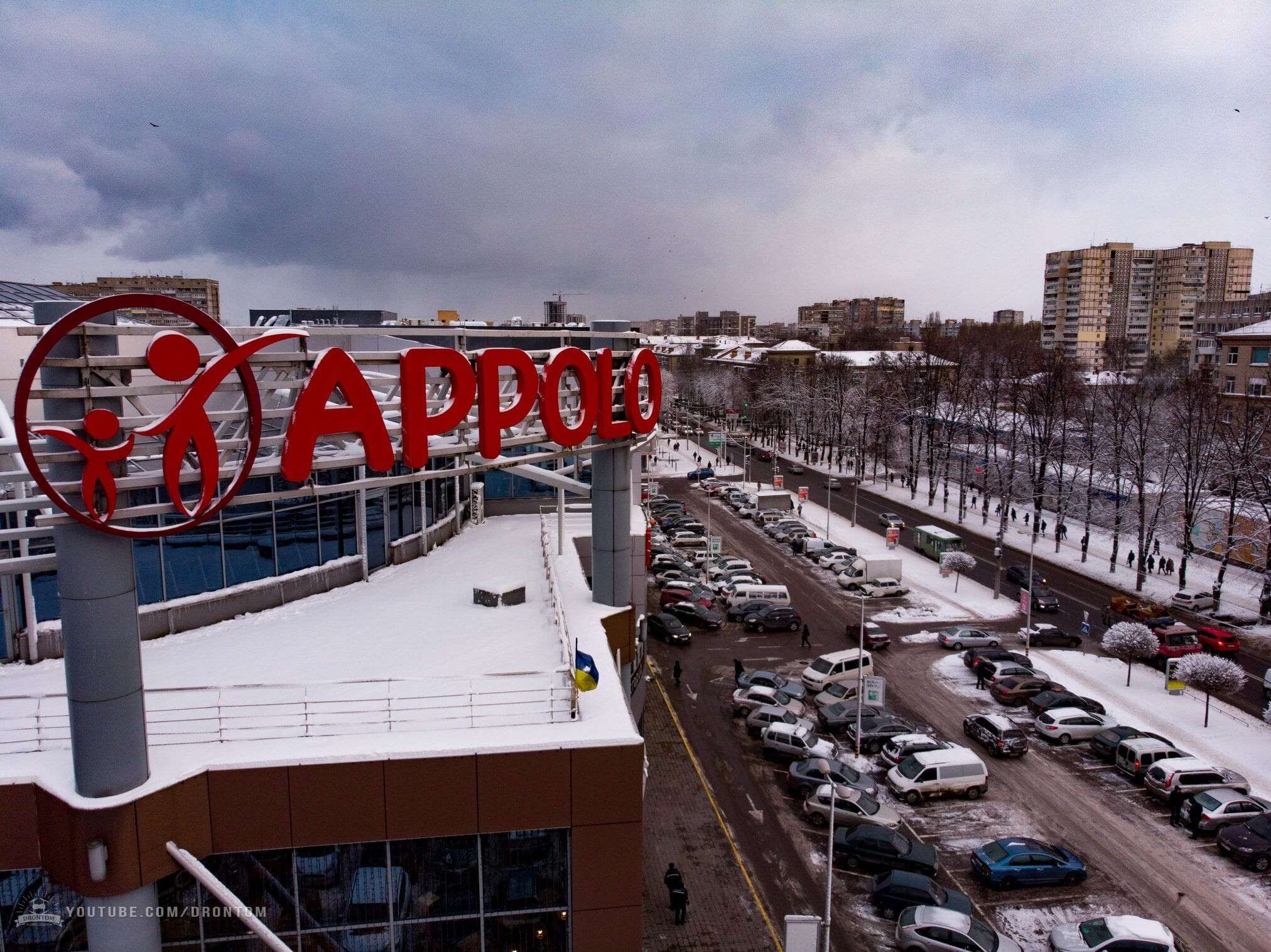 У Дніпрі в торговому центрі слабозорі люди впали в яму - Україна новини - 24 Канал