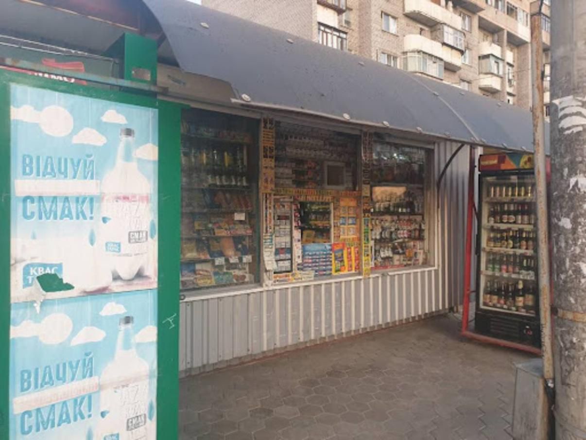 В Днепре школьник плюнул в продавщицу киоска: циничное видео В Днепре школьник плюнул в продавщицу киоска: циничное видео