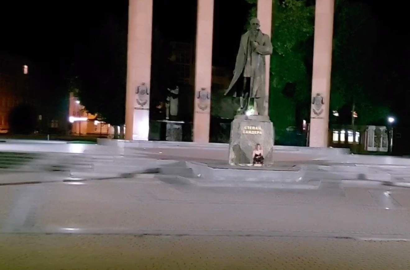 Жінка справила нужду під пам'ятником Бандери у Львові: що кажуть у поліції - Новини Львова - Львів Жінка справила нужду під пам'ятником Бандери у Львові: що кажуть у поліції - Новини Львова - Львів