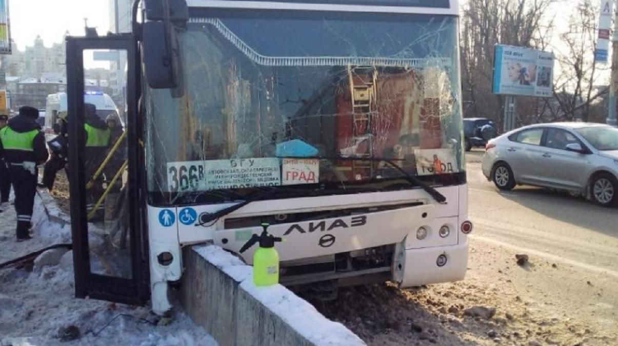 В российском Воронеже автобус врезался в бордюр: пострадали более 10  человек - novosti-rossii - 24 Канал