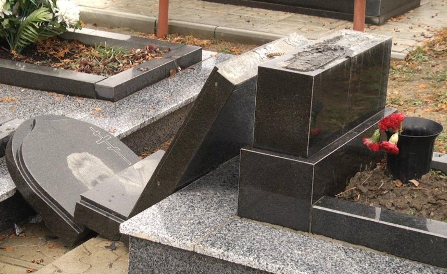 Повредили более 10 памятников: на Житомирщине неизвестные поиздевались над могилами Повредили более 10 памятников: на Житомирщине неизвестные поиздевались над могилами