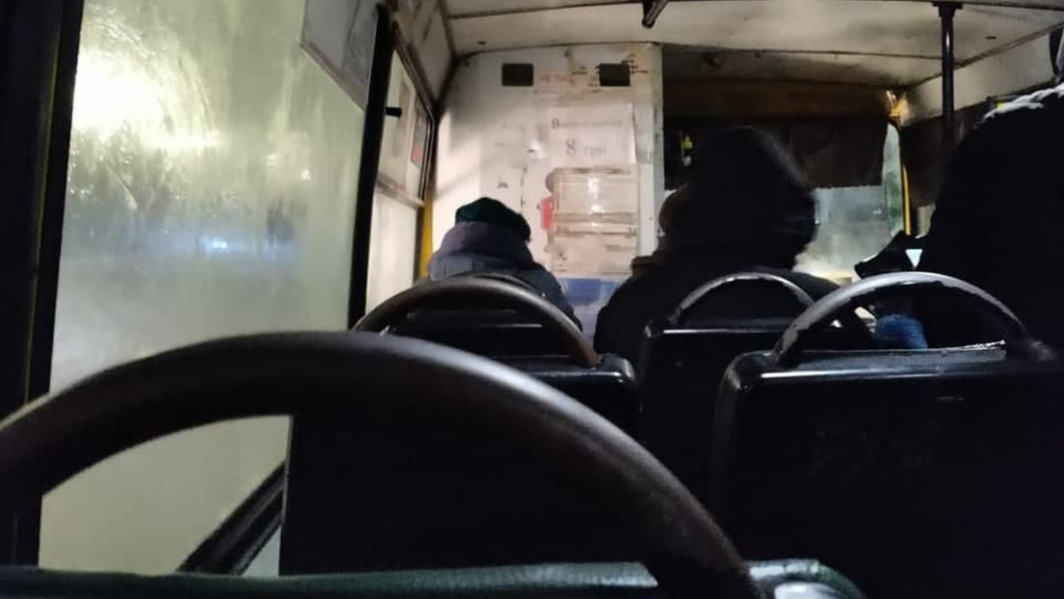 Киевляне жалуются на маршрутчика, который обманом перехватывает пассажиров трамвая