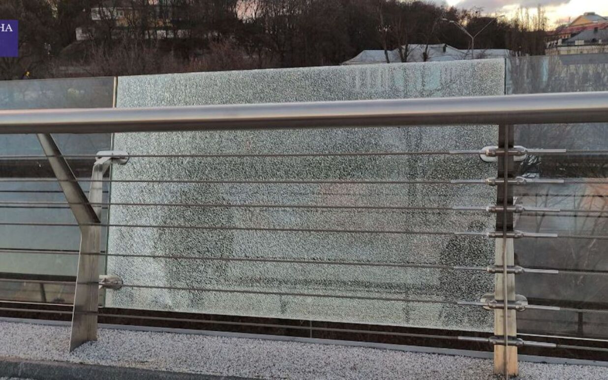 На мосту Кличко в Киеве разбили стекло: фото с места происшествия