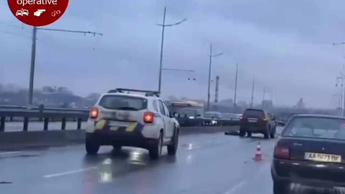 На Северном мосту в Киеве водитель внедорожника спровоцировал ДТП и умер На Северном мосту в Киеве водитель внедорожника спровоцировал ДТП и умер