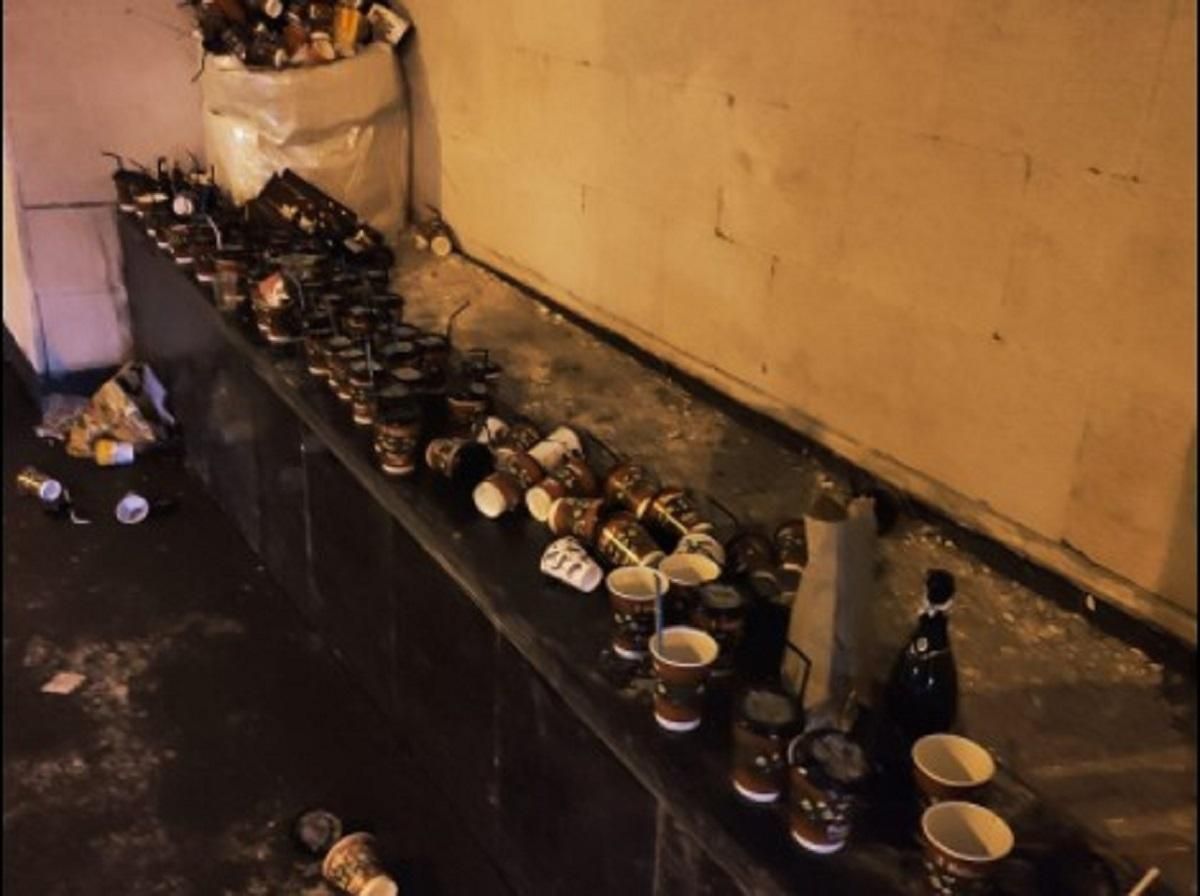 "Противно на это смотреть": главная елка "обросла" мусором после праздников в Киеве