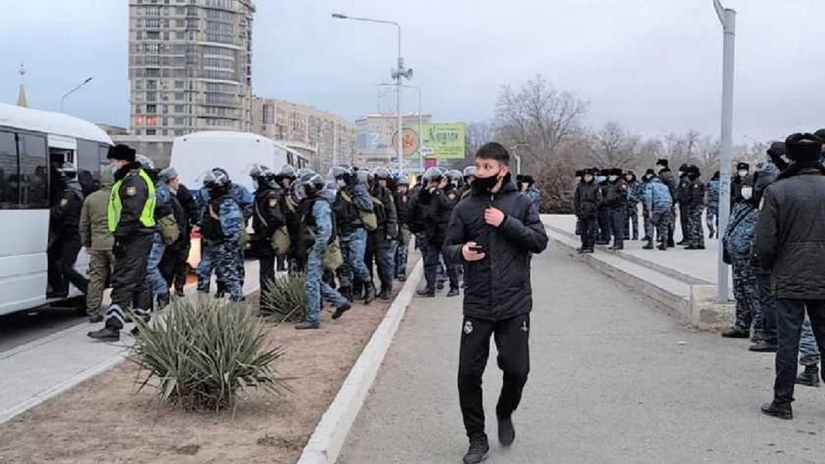 Жгут авто и стягивают водометы: на протестах в Казахстане митингующие столкнулись с полицией