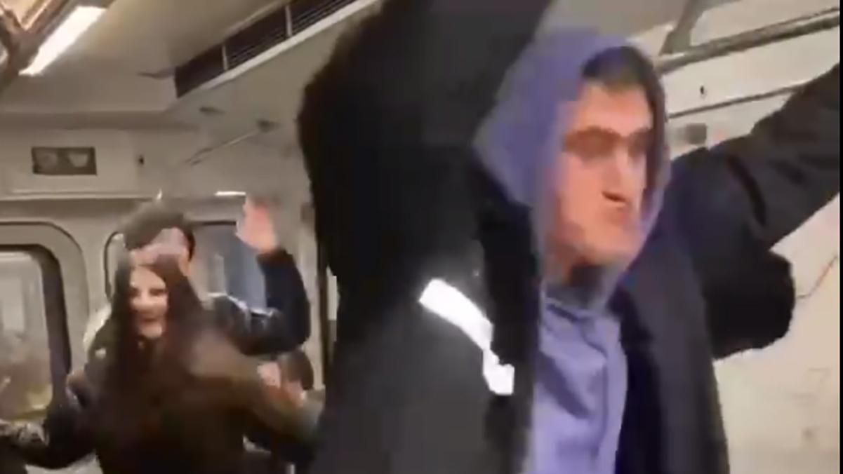 З алкоголем і без масок: молодь влаштувала вечірку в київському метро - Київ З алкоголем і без масок: молодь влаштувала вечірку в київському метро - Київ