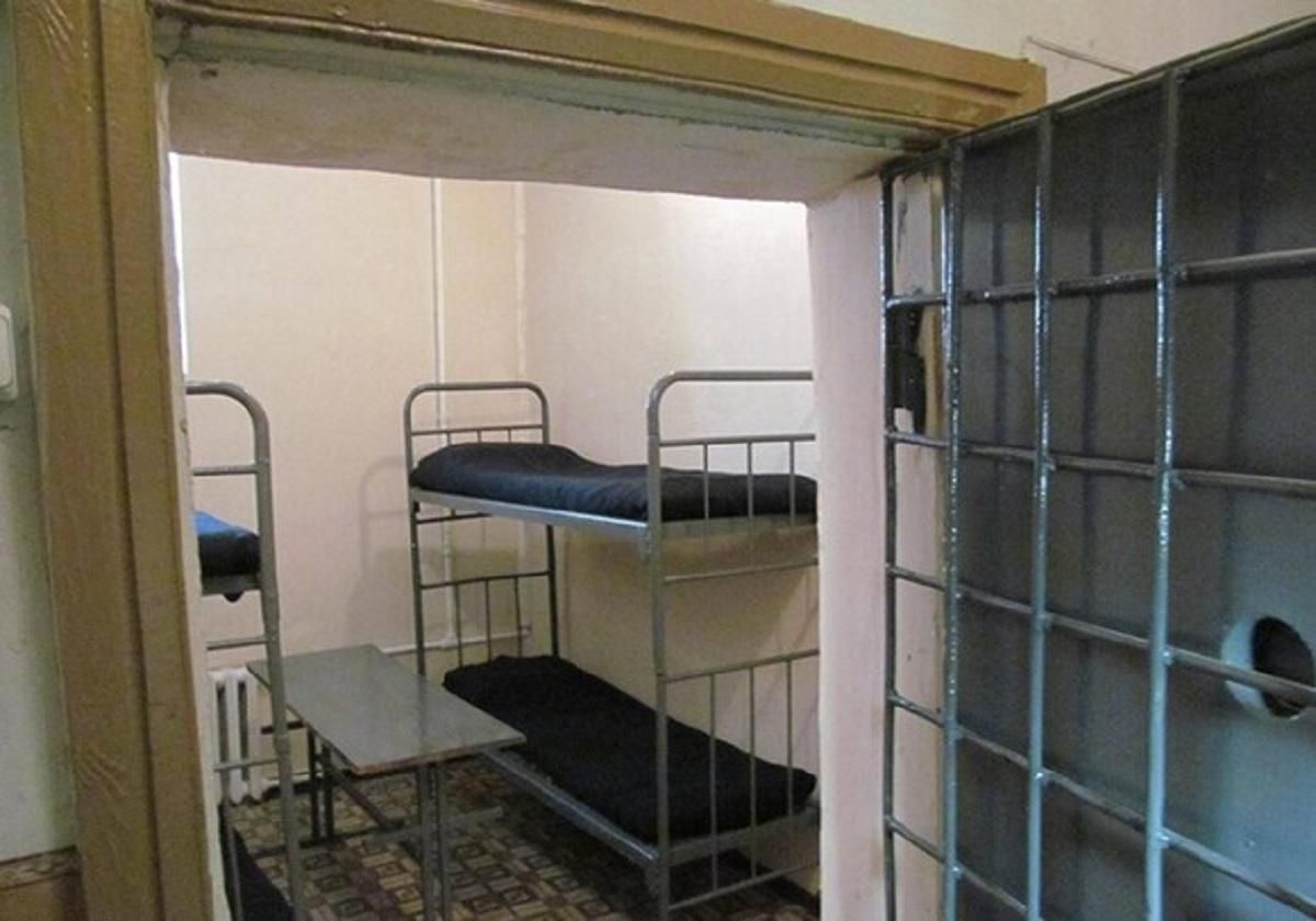 "Разозлило" поведение: в Мариуполе офицер разведки избивал и душил подчиненную "Разозлило" поведение: в Мариуполе офицер разведки избивал и душил подчиненную