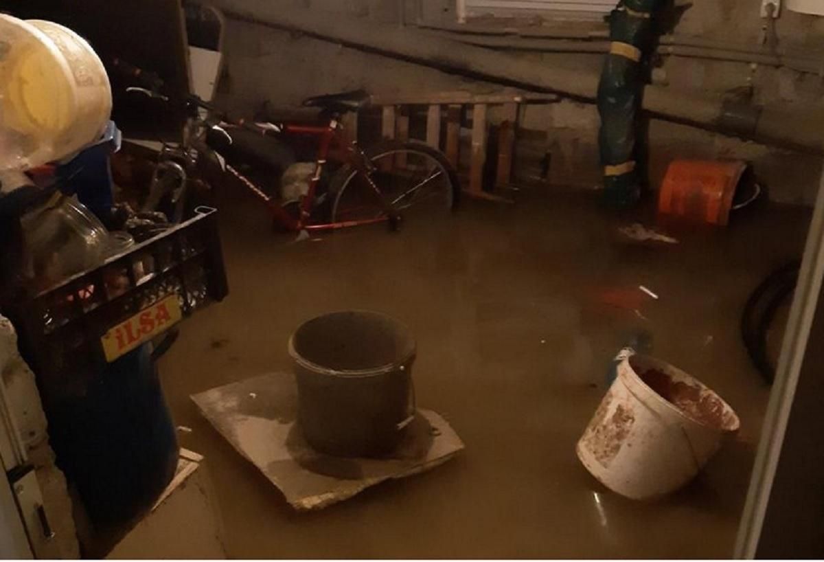 На Закарпатті зійшли 2 селеві потоки, підтопило низку будівель - Україна новини - 24 Канал