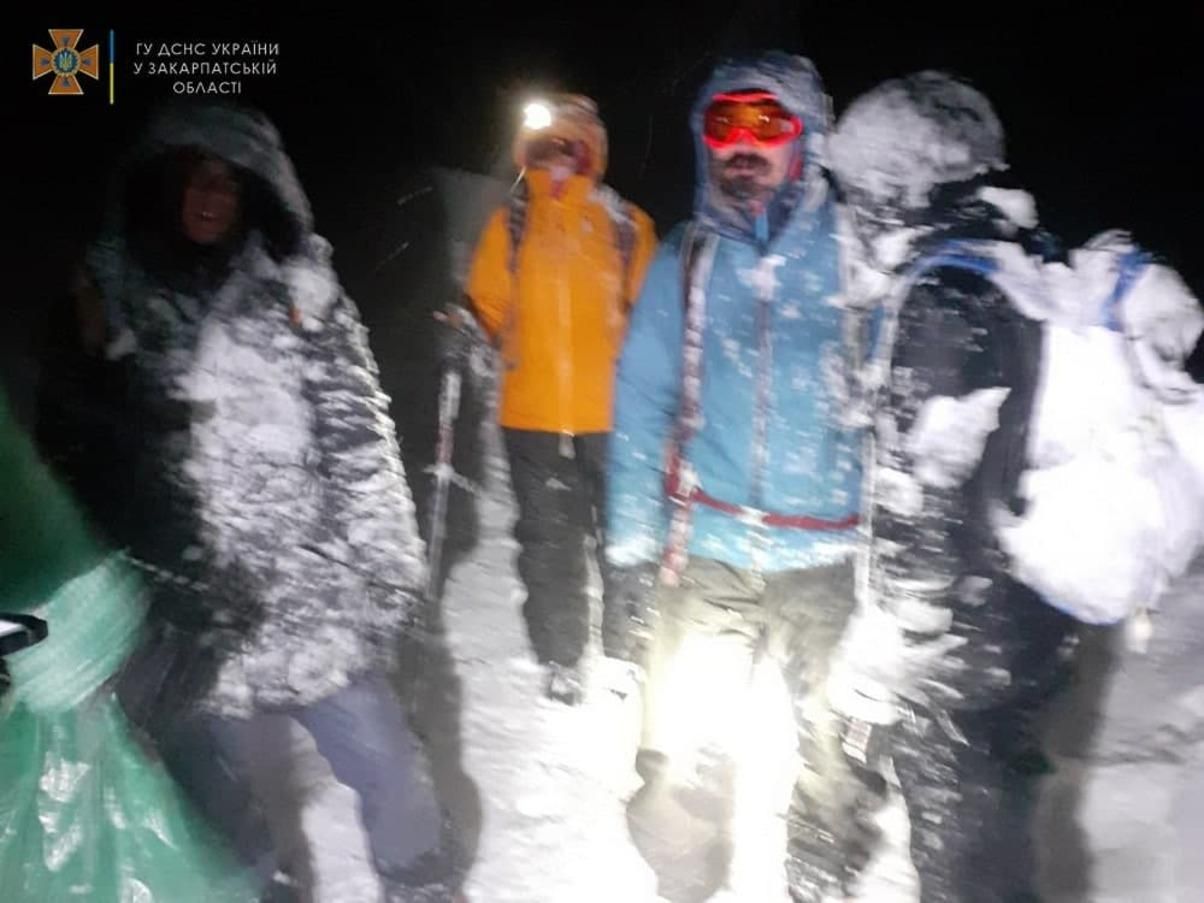 Відправилися у гори попри забору рятувальників: у Карпатах розшукали туристів з Одеси - Україна новини - 24 Канал