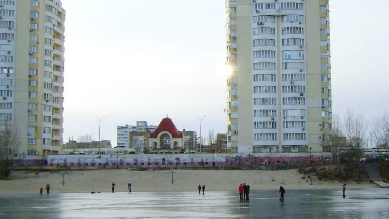 Киевляне с детьми шокировали прогулками на хрупком льду рек и озер Киевляне с детьми шокировали прогулками на хрупком льду рек и озер