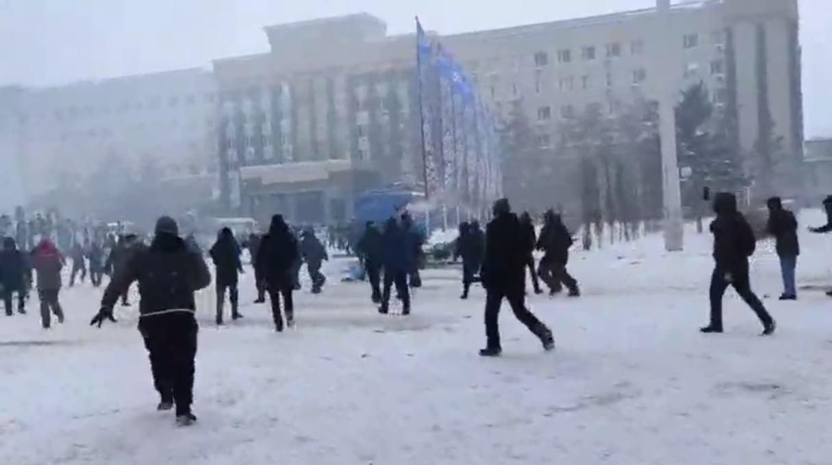 Водомети, вибухи та постріли: у містах Казахстану силою розганяють протести - 24 Канал