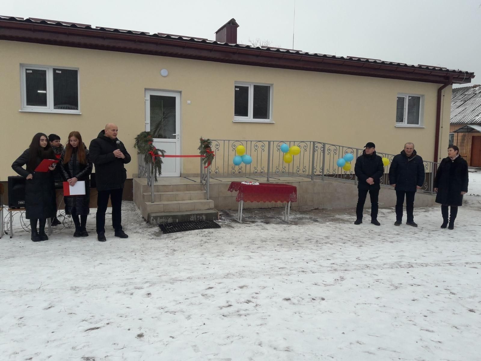 С шариками и красной лентой: в Ровненской области торжественно открыли школьный туалет – фото