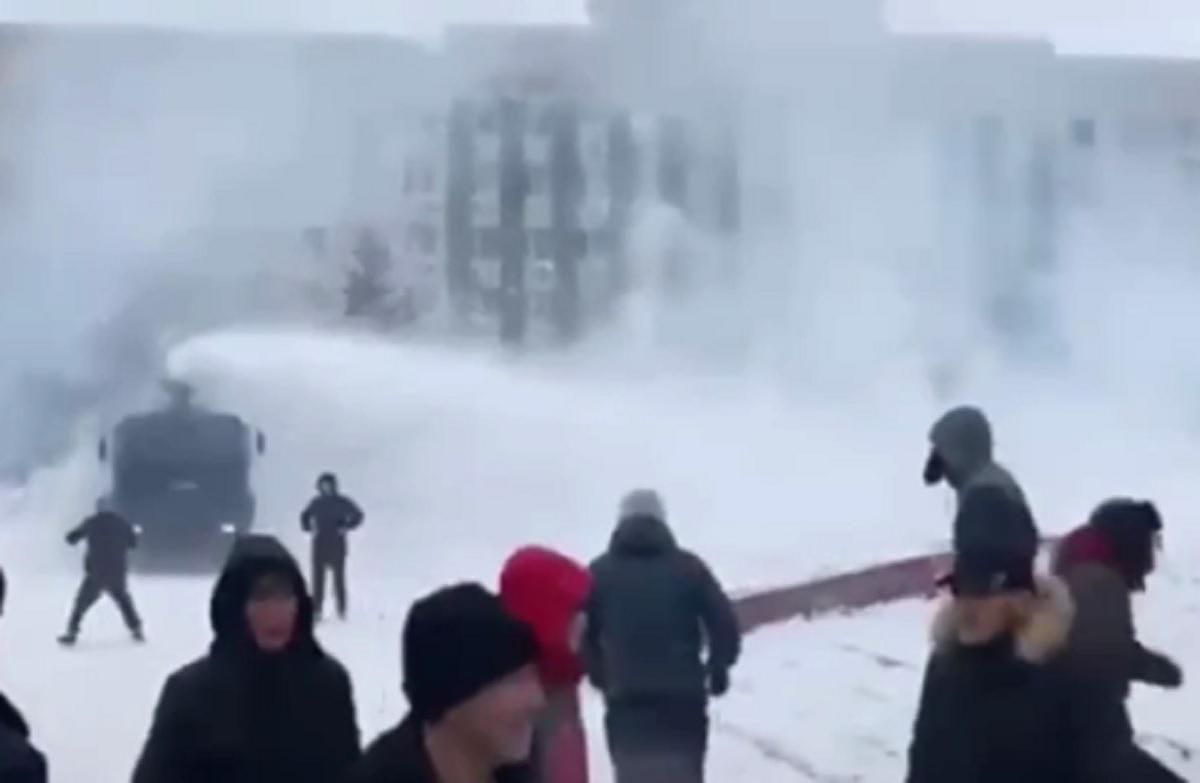 В казахском Актобе возле админздания прогремели взрывы: пострадали люди В казахском Актобе возле админздания прогремели взрывы: пострадали люди