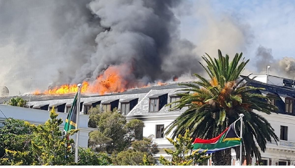 В ЮАР через два дня ликвидировали пожар в зданиях парламента