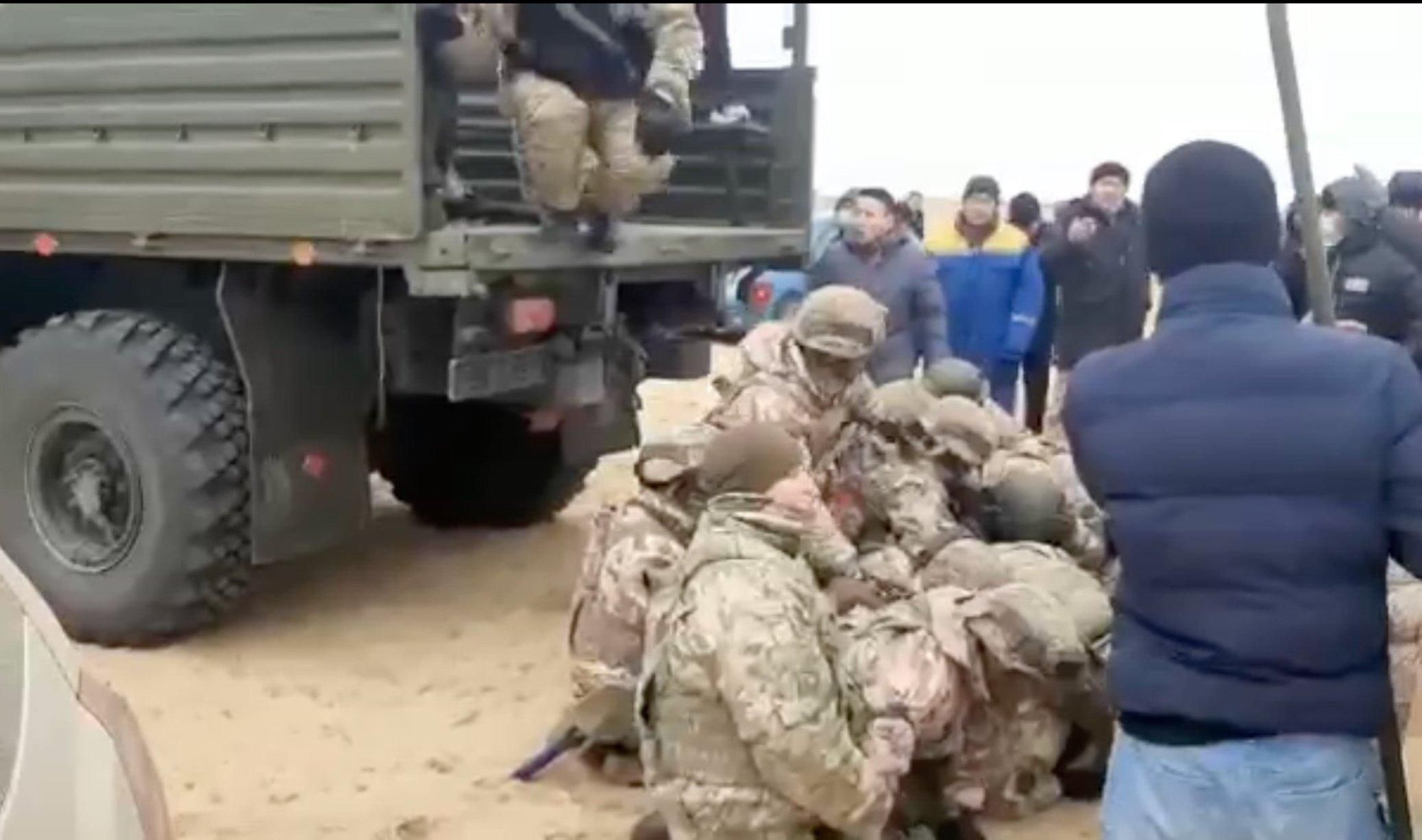 Поставили на коліна: у Казахстані протестувальники захопили вантажівку з військовими - 24 Канал