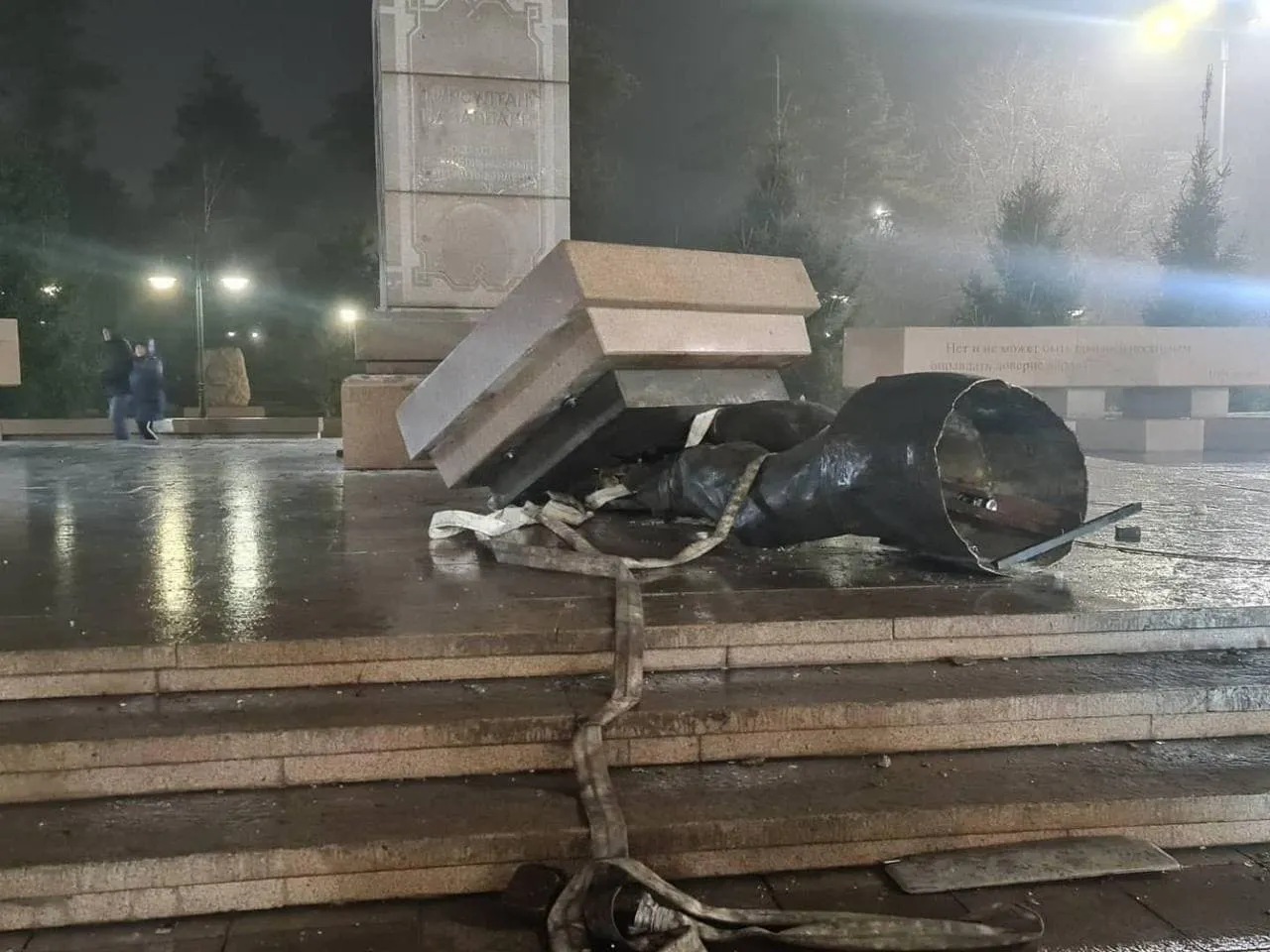Пам'ятник Назарбаєву повалили
