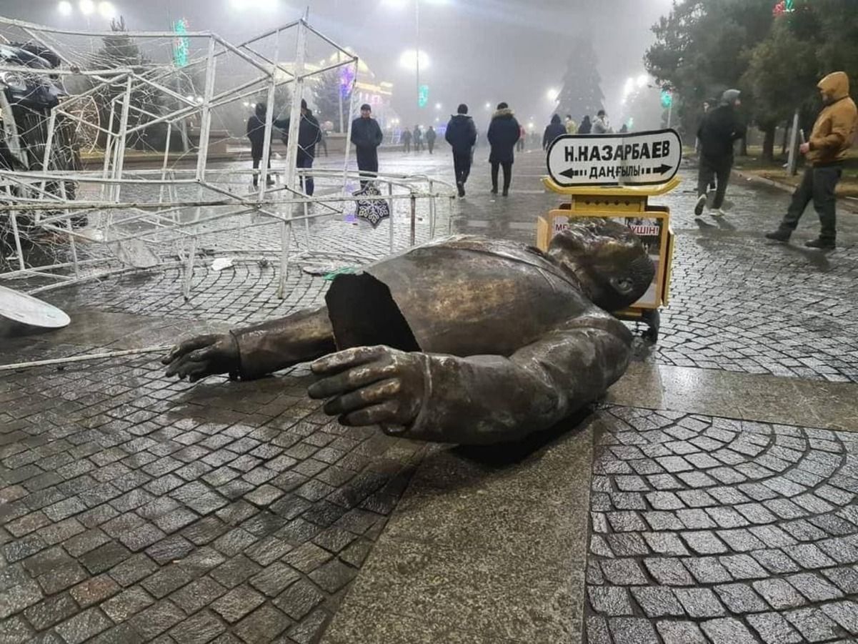 Протесты в Казахстане: митингующие снесли памятник Назарбаеву