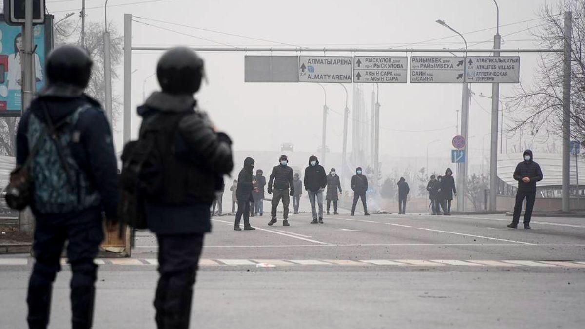 В Нур-Султане усиливают охрану администрации: запрещен проезд авто В Нур-Султане усиливают охрану администрации: запрещен проезд авто