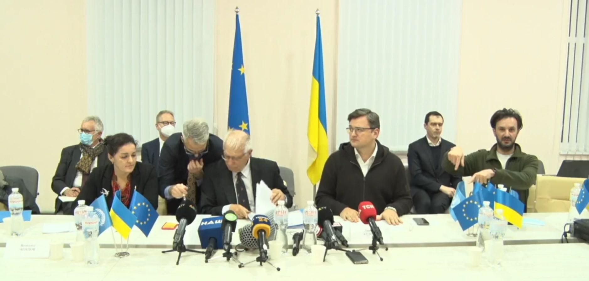 "ЕС стоит бок о бок с Украиной": Боррель и Кулеба дали пресс-конференцию в Станице Луганской
