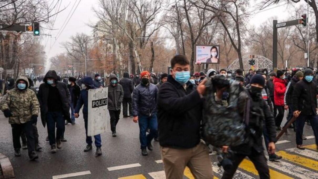 Митингующие захватили здание Комитета нацбезопасности в Алматы