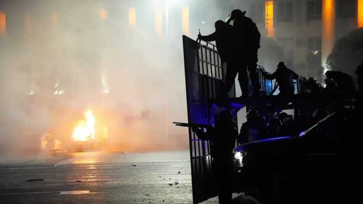 На протестах в Казахстане погибли 8 правоохранителей, – СМИ