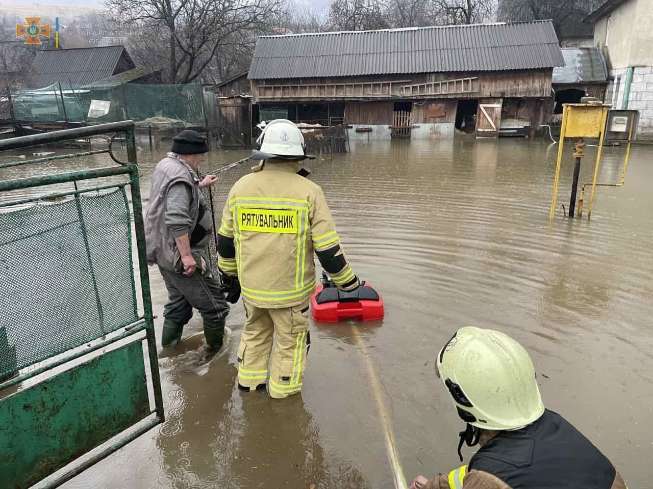 В воде – более 30 жилых домов: сильные дожди вызвали  наводнения на Закарпатье
