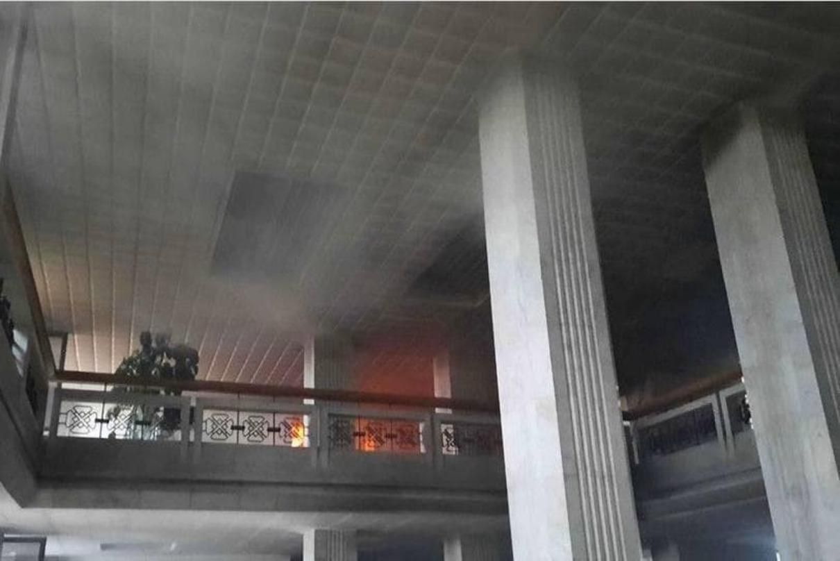 Алматы пылает: горит аэропорт и здание акимата