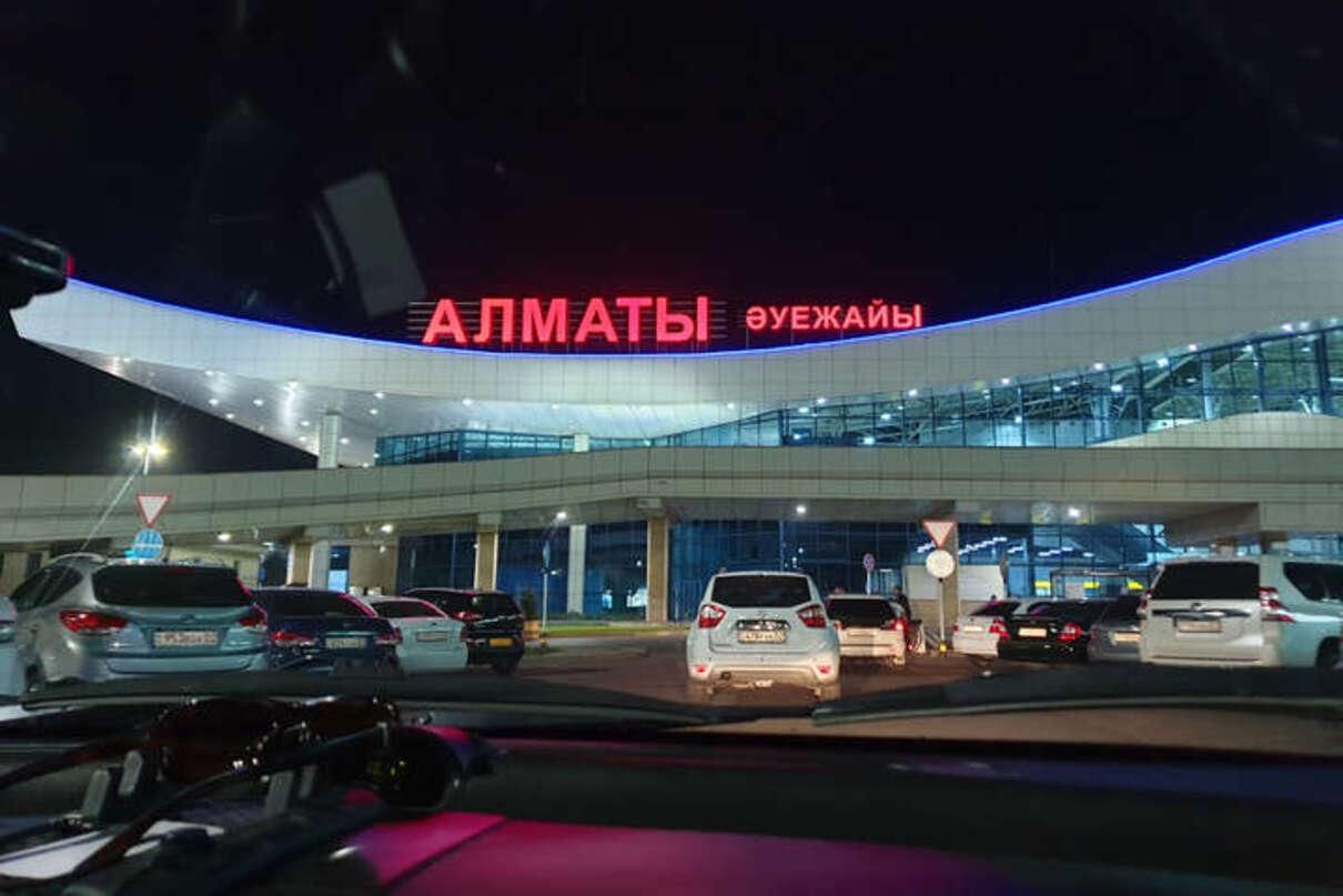 Токаев заявил, что в аэропорту Алматы захватили 5 самолетов, среди которых есть иностранные