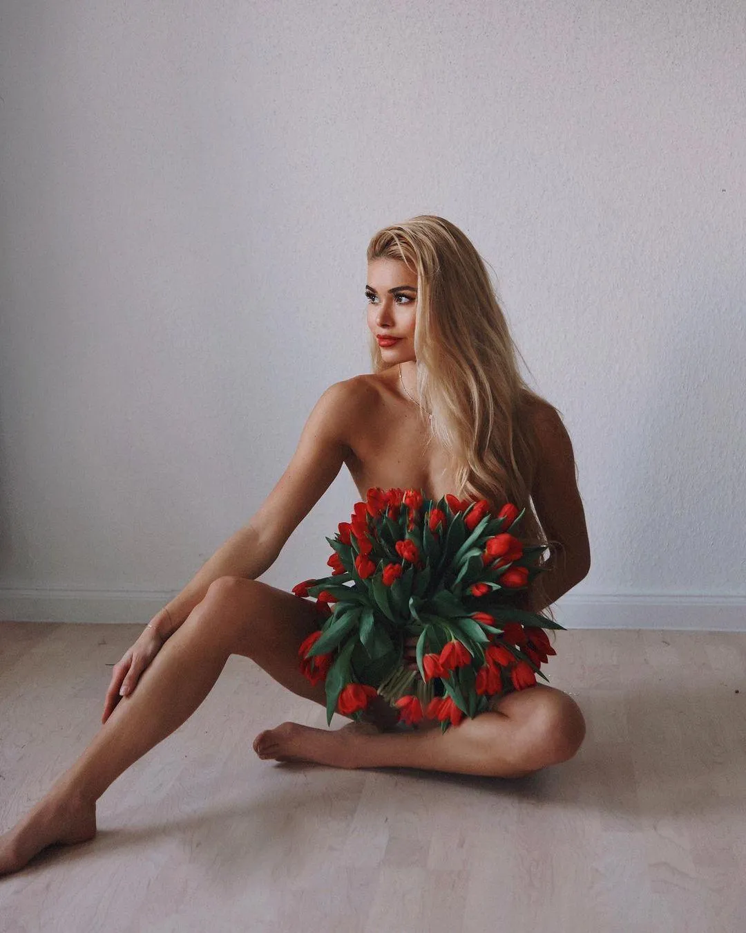 Памела Райф прикрила голе тіло квітами