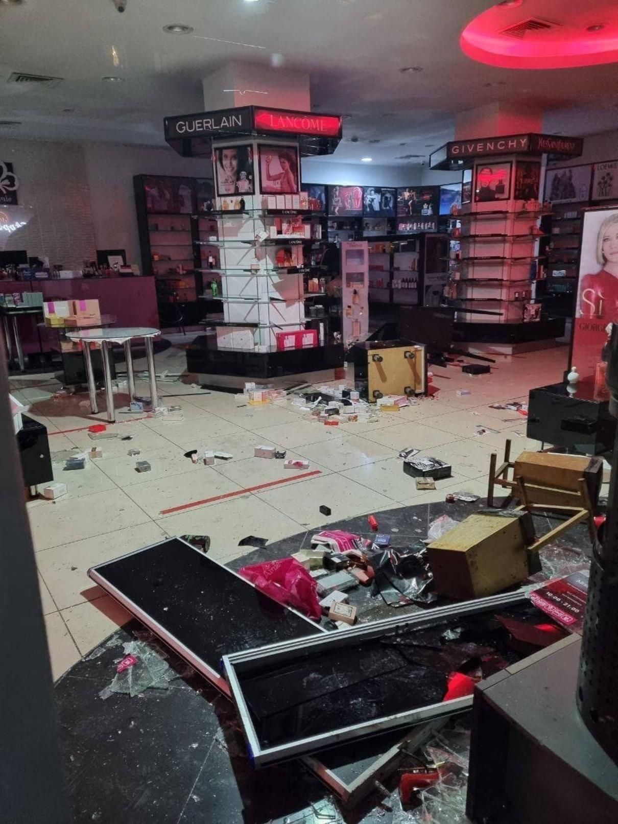 Погроми та мародерство: кадри з охопленої заворушеннями Алмати - 24 Канал Погроми та мародерство: кадри з охопленої заворушеннями Алмати - 24 Канал