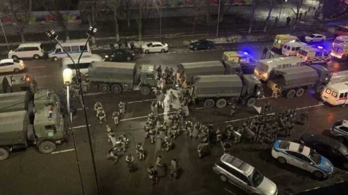 В Алматы начинают зачистку: полиция из громкоговорителей просит покинуть улицы