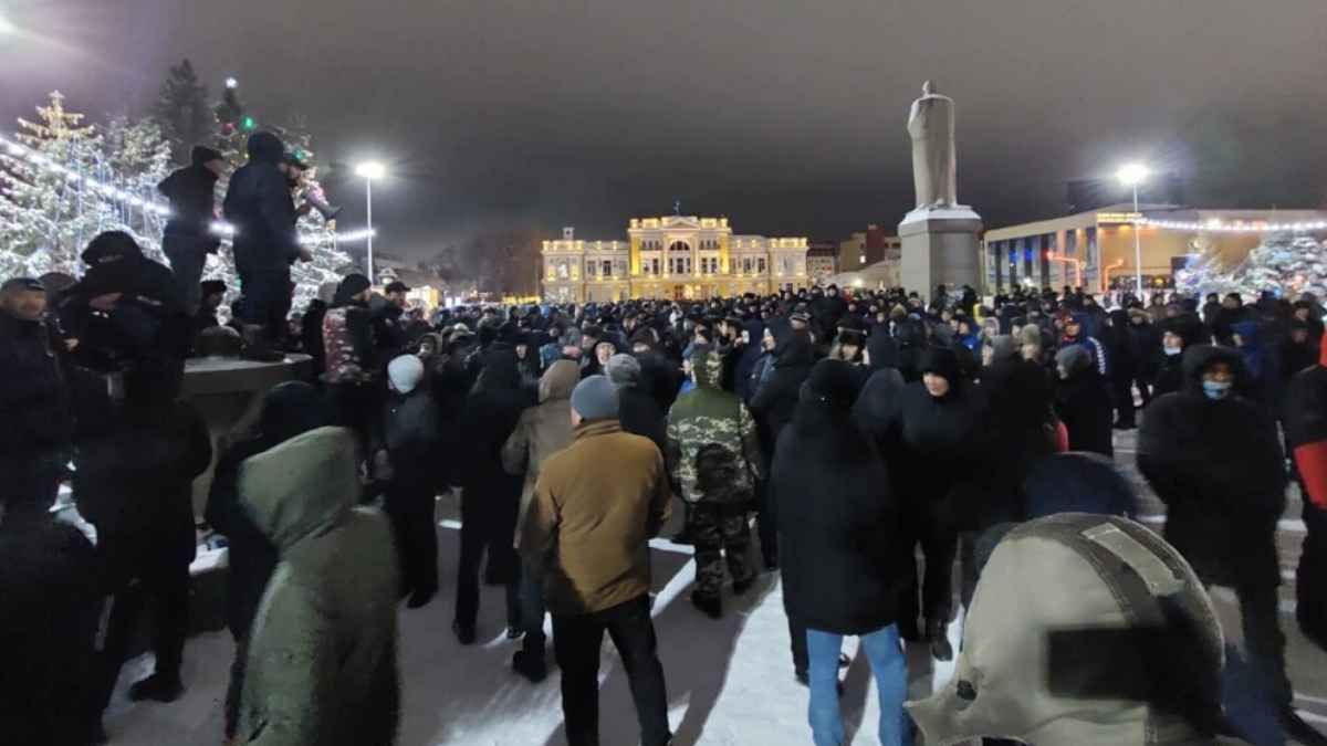 Зачистка в Алматы: между военными и митингующими продолжаются перестрелки