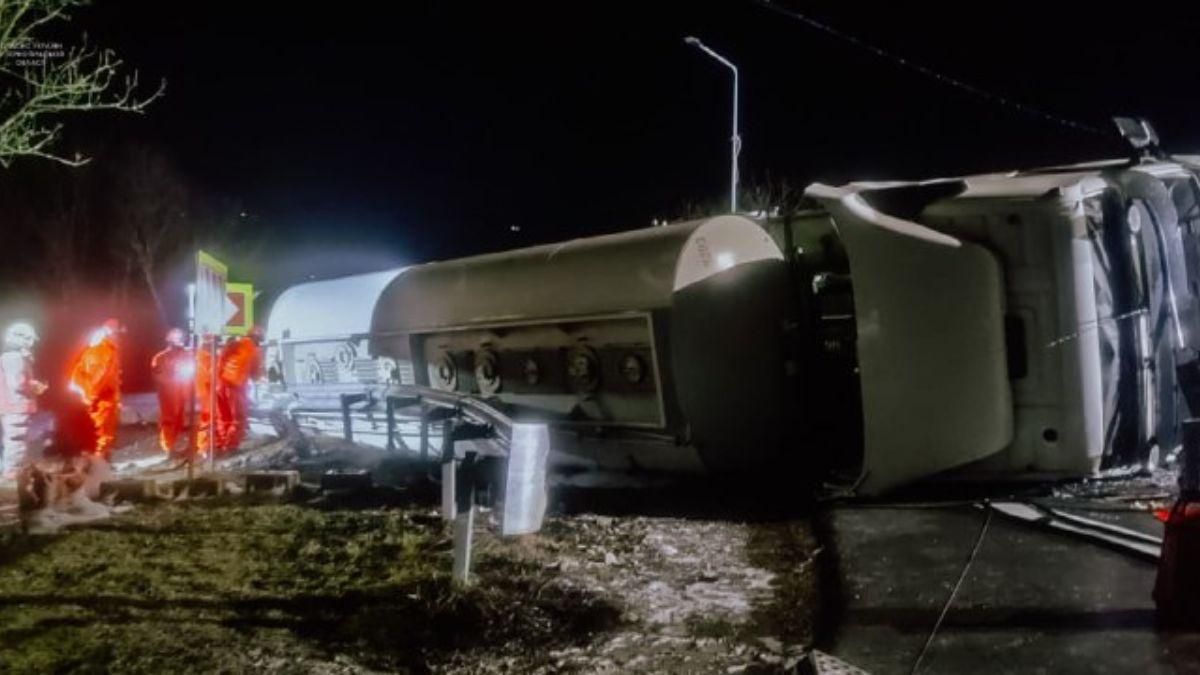 На Тернопільщині перекинулася цистерна з пальним - Новини Тернополя - 24 Канал На Тернопільщині перекинулася цистерна з пальним - Новини Тернополя - 24 Канал