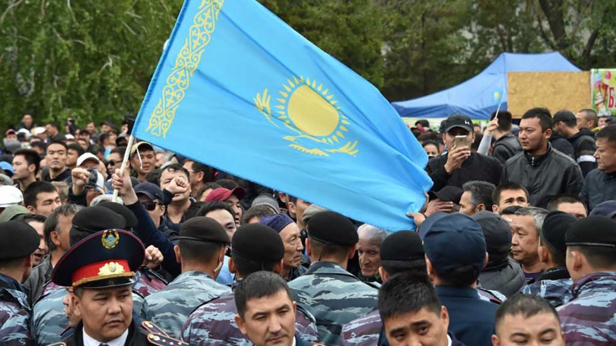 В Алмати загинули 12 правоохоронців, ще сотні постраждали - 24 Канал
