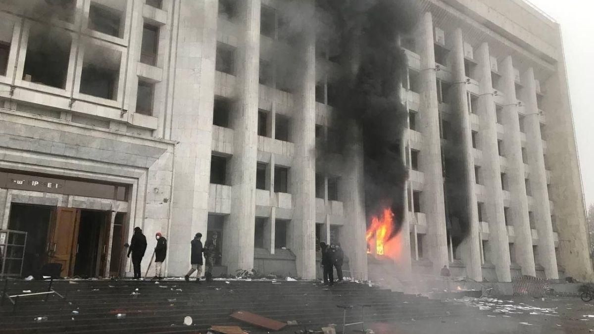 В Алматы и Талдыкоргане здания акиматов выгорели почти дотла