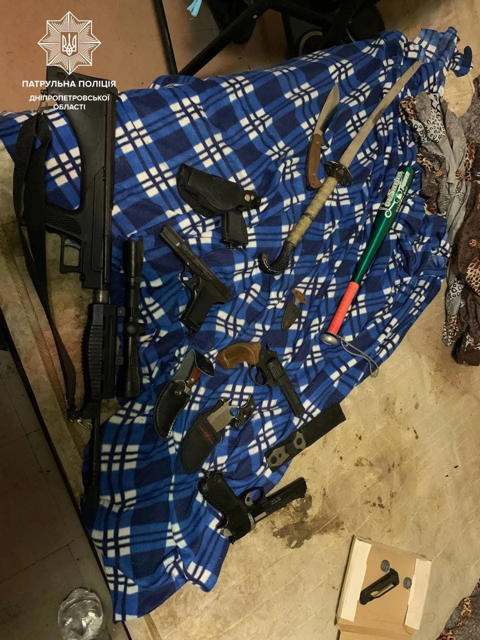 У Дніпрі чоловік викликав патрульних та погрожував їм японським мечем У Дніпрі чоловік викликав патрульних та погрожував їм японським мечем