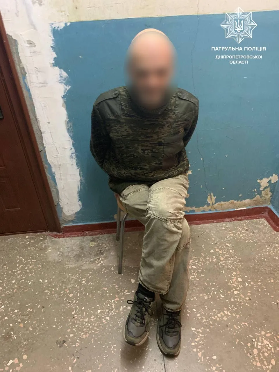 У Дніпрі чоловік викликав патрульних та погрожував їм японським мечем У Дніпрі чоловік викликав патрульних та погрожував їм японським мечем