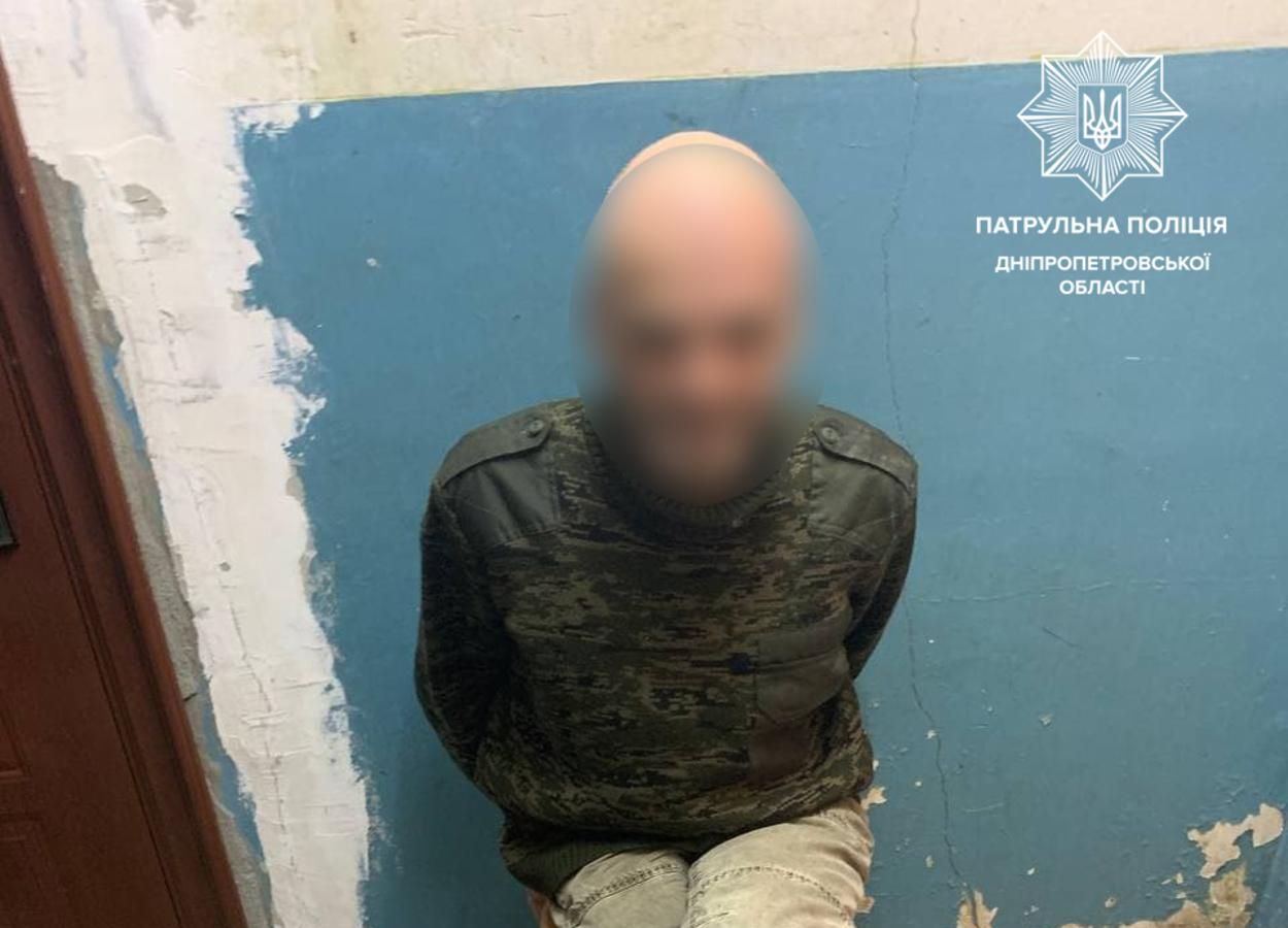 В Днепре мужчина вызвал патрульных и угрожал им японским мечом В Днепре мужчина вызвал патрульных и угрожал им японским мечом