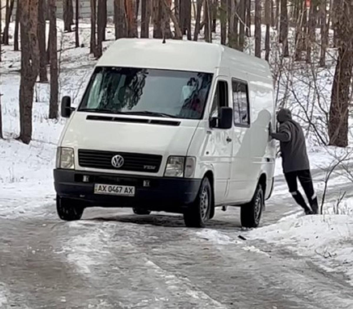 У Харкові чоловік голіруч зупинив бус, який котився з крутого схилу: приголомшливі кадри - Новини Харкова - Харків У Харкові чоловік голіруч зупинив бус, який котився з крутого схилу: приголомшливі кадри - Новини Харкова - Харків