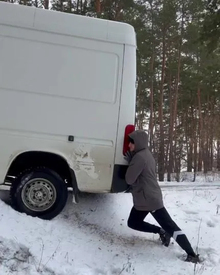 У Харкові чоловік руками зупинив бус, який котився в прірву, Основ'янське озеро У Харкові чоловік руками зупинив бус, який котився в прірву, Основ'янське озеро