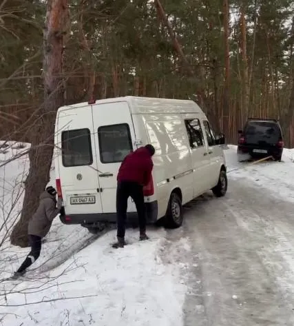 У Харкові водій руками стримував бус над урвищем У Харкові водій руками стримував бус над урвищем