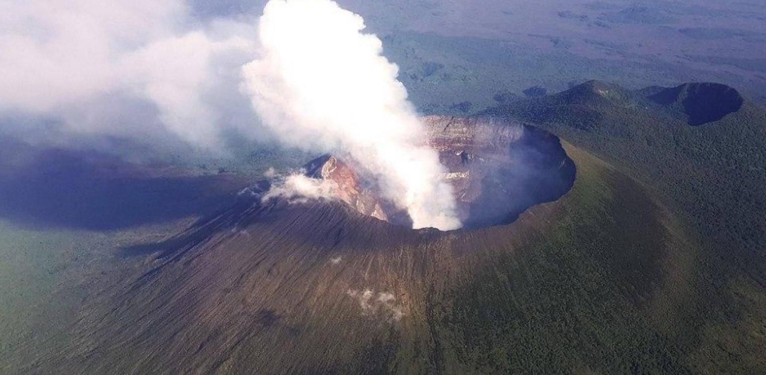 Заповнений гарячою лавою: в Африці активізувався величезний вулкан Ньїрагонго - 24 Канал